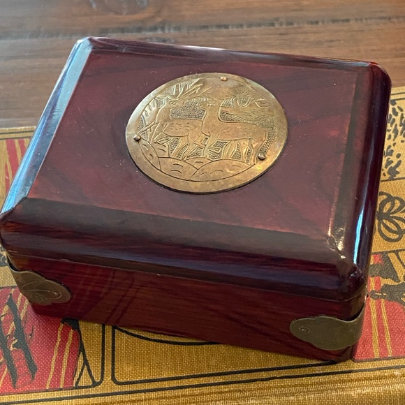 Wooden Lacquered Box Brass Medallion of Deer in Forest Brass Corner Accents EUC - Picture 9 of 11